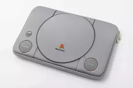 寶島社推出《PlayStation造型收納包》像是平板或是筆記型電腦都可以塞進去