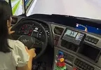 網路影片《卡車駕駛技能模擬器》片段，這油門踩了不放像極了好萊塢電影的卡車追逐戲(怕)