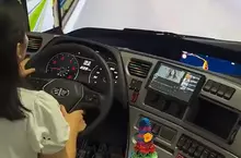 網路影片《卡車駕駛技能模擬器》片段，這油門踩了不放像極了好萊塢電影的卡車追逐戲(怕)