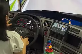 網路影片《卡車駕駛技能模擬器》片段，這油門踩了不放像極了好萊塢電影的卡車追逐戲(怕)