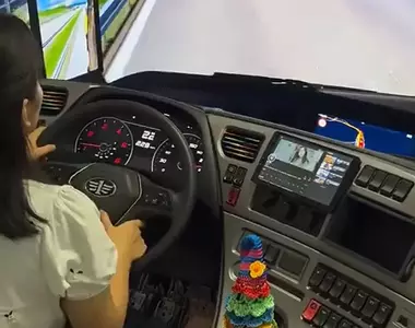 網路影片《卡車駕駛技能模擬器》片段，這油門踩了不放像極了好萊塢電影的卡車追逐戲(怕)