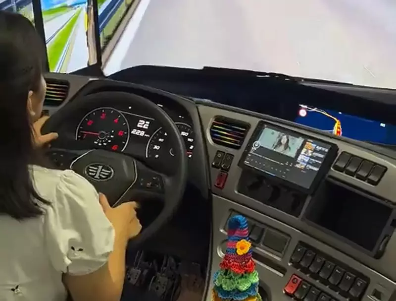 網路影片《卡車駕駛技能模擬器》片段，這油門踩了不放像極了好萊塢電影的卡車追逐戲(怕)