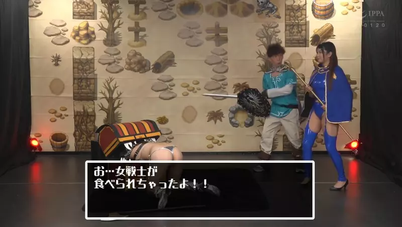 網友分享《女戰士被寶箱怪吃掉啦》趣味圖片，還以為是什麼惡搞的Cosplay，結果真相是一支正義的片片？！