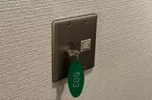 網友分享獨特的旅館電源開關 不是插房卡而是一款插鑰匙的設計