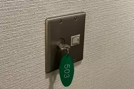 網友分享獨特的旅館電源開關 不是插房卡而是一款插鑰匙的設計