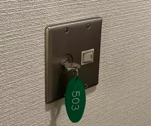 網友分享獨特的旅館電源開關 不是插房卡而是一款插鑰匙的設計