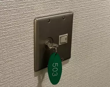 網友分享獨特的旅館電源開關 不是插房卡而是一款插鑰匙的設計