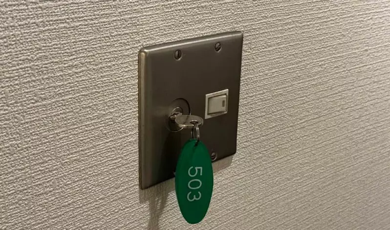 網友分享獨特的旅館電源開關 不是插房卡而是一款插鑰匙的設計