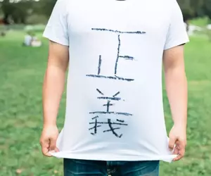 避免《白T恤穿搭》的踩雷方式 中年男性堅信的「白T＋牛仔褲」等於無敵，但其實有重點需要注意一下