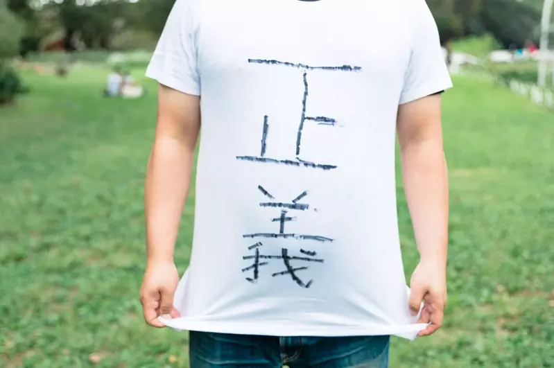 避免《白T恤穿搭》的踩雷方式 中年男性堅信的「白T＋牛仔褲」等於無敵，但其實有重點需要注意一下