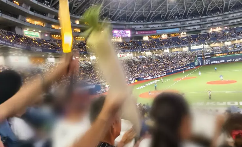 日本棒球場驚見《拿著蘿蔔加油的球迷》一看就知道是哪間學校的校友了？