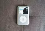 社群風潮《Z世代年輕人的iPod選擇》不為別的就為了閃掉智慧型手機的通知、訊息還有無止盡的演算法