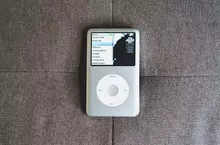 社群風潮《Z世代年輕人的iPod選擇》不為別的就為了閃掉智慧型手機的通知、訊息還有無止盡的演算法