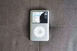 社群風潮《Z世代年輕人的iPod選擇》不為別的就為了閃掉智慧型手機的通知、訊息還有無止盡的演算法
