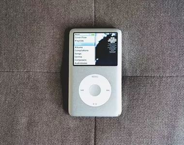 社群風潮《Z世代年輕人的iPod選擇》不為別的就為了閃掉智慧型手機的通知、訊息還有無止盡的演算法