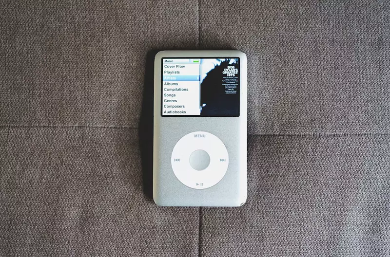 社群風潮《Z世代年輕人的iPod選擇》不為別的就為了閃掉智慧型手機的通知、訊息還有無止盡的演算法
