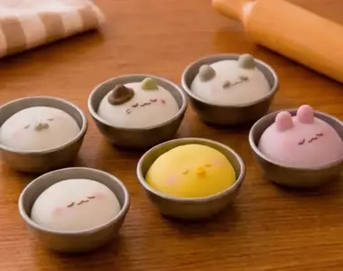扭蛋商品《晚安麵糰》6月推出 共有六種款式可選，而且還重現了軟Q的手感