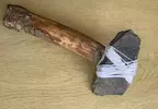 小2男生用路邊撿的木棍與石頭做成了《石斧》馬麻打開書包嚇一跳怎麼會有這種東西！？