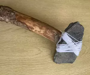 小2男生用路邊撿的木棍與石頭做成了《石斧》馬麻打開書包嚇一跳怎麼會有這種東西！？