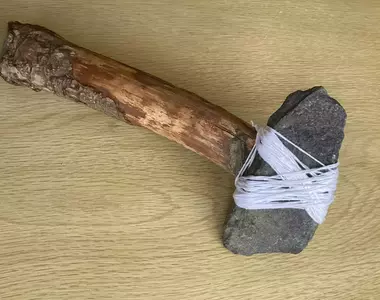 小2男生用路邊撿的木棍與石頭做成了《石斧》馬麻打開書包嚇一跳怎麼會有這種東西！？