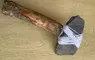 小2男生用路邊撿的木棍與石頭做成了《石斧》馬麻打開書包嚇一跳怎麼會有這種東西！？