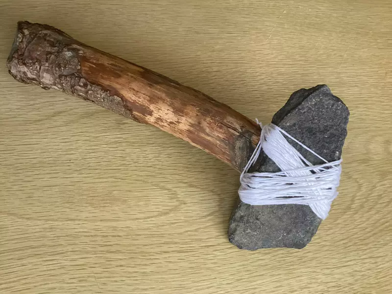小2男生用路邊撿的木棍與石頭做成了《石斧》馬麻打開書包嚇一跳怎麼會有這種東西！？