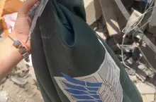 《敘利亞動漫迷》時隔兩個月回到被轟炸的家 挖出進擊的巨人周邊商品