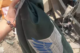 《敘利亞動漫迷》時隔兩個月回到被轟炸的家 挖出進擊的巨人周邊商品