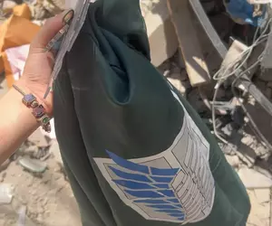《敘利亞動漫迷》時隔兩個月回到被轟炸的家 挖出進擊的巨人周邊商品