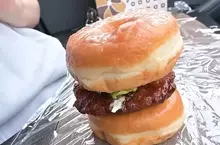 絕對的熱量炸彈《麥當勞混搭Mister Donut》吃法 太太創意發想的美味漢堡誕生