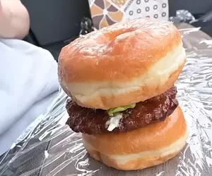 絕對的熱量炸彈《麥當勞混搭Mister Donut》吃法 太太創意發想的美味漢堡誕生