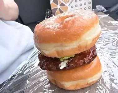 絕對的熱量炸彈《麥當勞混搭Mister Donut》吃法 太太創意發想的美味漢堡誕生