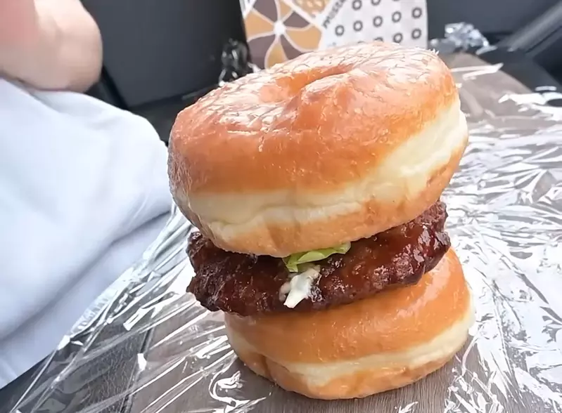 絕對的熱量炸彈《麥當勞混搭Mister Donut》吃法 太太創意發想的美味漢堡誕生