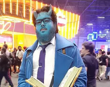 人生第一次Cosplay獻給了《生死僵局Deadlock》的角色「Abrams」，染了一頭藍結果回家洗不掉
