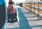 《墨西哥蝙蝠俠》神秘的自警團員秘密抓捕機車竊賊，將人用膠帶固定在電線杆或路燈上面