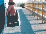《墨西哥蝙蝠俠》神秘的自警團員秘密抓捕機車竊賊，將人用膠帶固定在電線杆或路燈上面