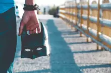 《墨西哥蝙蝠俠》神秘的自警團員秘密抓捕機車竊賊，將人用膠帶固定在電線杆或路燈上面