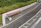 網友目擊《非常不自然的路邊長椅》原來設置在坡度陡的路段就只能犧牲視覺平衡感了 網友目擊《非常不自然的路邊長椅》原來設置在坡度陡的路段就只能犧牲視覺平衡感了