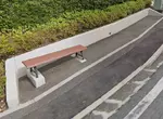 網友目擊《非常不自然的路邊長椅》原來設置在坡度陡的路段就只能犧牲視覺平衡感了 網友目擊《非常不自然的路邊長椅》原來設置在坡度陡的路段就只能犧牲視覺平衡感了