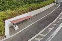 網友目擊《非常不自然的路邊長椅》原來設置在坡度陡的路段就只能犧牲視覺平衡感了