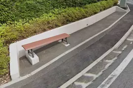網友目擊《非常不自然的路邊長椅》原來設置在坡度陡的路段就只能犧牲視覺平衡感了