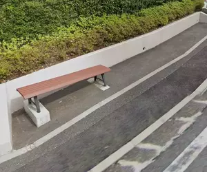 網友目擊《非常不自然的路邊長椅》原來設置在坡度陡的路段就只能犧牲視覺平衡感了