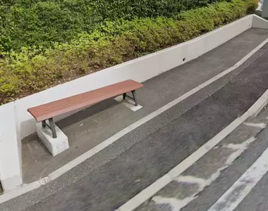 網友目擊《非常不自然的路邊長椅》原來設置在坡度陡的路段就只能犧牲視覺平衡感了