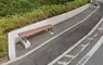 網友目擊《非常不自然的路邊長椅》原來設置在坡度陡的路段就只能犧牲視覺平衡感了
