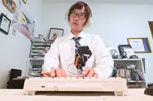 開發了一款《領帶尾巴》的裝置，隨著打字節奏領帶也會跟著甩動，就像貓咪的尾巴一樣