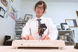 開發了一款《領帶尾巴》的裝置，隨著打字節奏領帶也會跟著甩動，就像貓咪的尾巴一樣