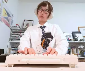 開發了一款《領帶尾巴》的裝置，隨著打字節奏領帶也會跟著甩動，就像貓咪的尾巴一樣