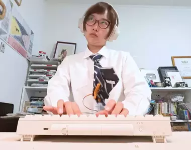 開發了一款《領帶尾巴》的裝置，隨著打字節奏領帶也會跟著甩動，就像貓咪的尾巴一樣