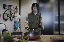 日本coser模仿《舊版惡靈古堡》回復藥草的正確食用方式，原來搭配燒肉會更加美味啊(口水)