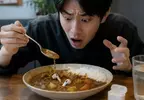 《掉進咖哩飯裡的AirPods》別誤會不是杏包菇，好險擦一擦還能用